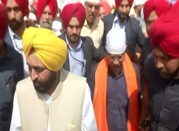 India News | Amritsar: Bhagwant Mann, Arvind Kejriwal Visit Golden Temple to Seek Blessings
