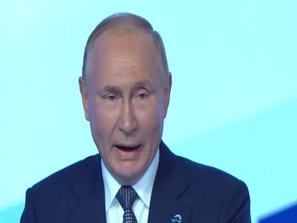 World News | Putin Signs Laws on Sanctioning Foreign Individuals, Criminalizing Fakes About Military - Vimarsana News