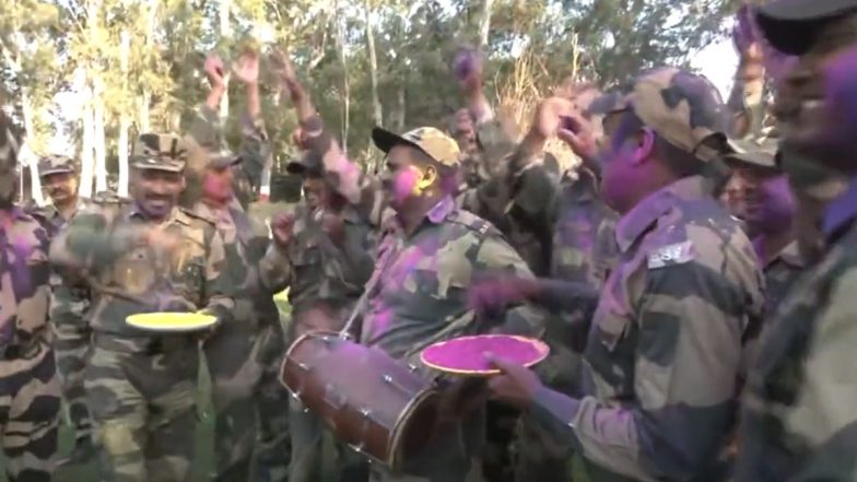 BSF Personnel Sing, Dance and Celebrate Holi in Gajansoo Area of Jammu (Watch Video)