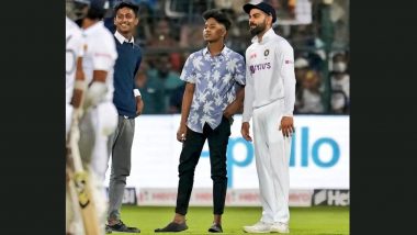 Virat Kohli Clicks Selfie With Fans Who Invaded Pitch on Day 2 of India vs Sri Lanka 2nd Test 2022 (See Pics and Videos)