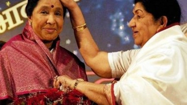 Entertainment News | Asha Bhosle Breaks Down While Remembering Sister Lata Mangeshkar at an Event