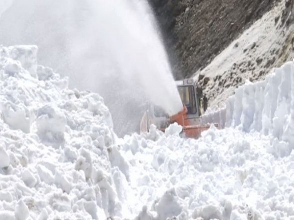 India News | J-K: Snow Clearing Operation Starts in Full Swing on Mughal Road - Vimarsana News