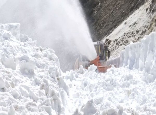 India News | J-K: Snow Clearing Operation Starts in Full Swing on Mughal Road