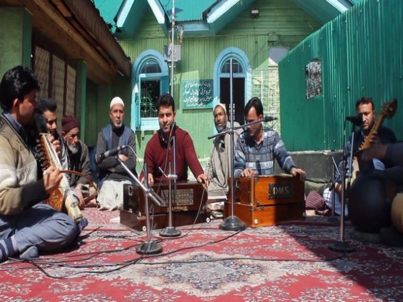 India News | J-K: Sufi Music Recital Organized at Famous Shrine in Anantnag - Vimarsana News
