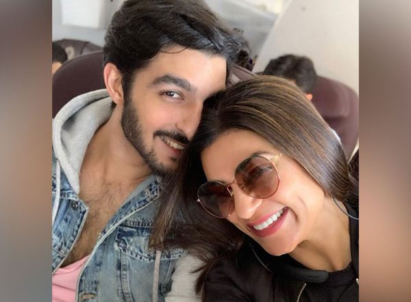 Entertainment News | Sushmita Sen's Ex-boyfriend Rohman Shawl Gets Lauded for Protecting the Actor from Being Mobbed by Fans