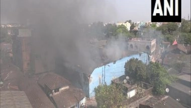 India News | Billows of Smoke Still Emerge from Godown Where Massive Fire Broke out in Kolkata's Tangra Area