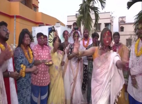 India News | LGBT Community Celebrates Holi with Flowers, 'abir' in Kolkata