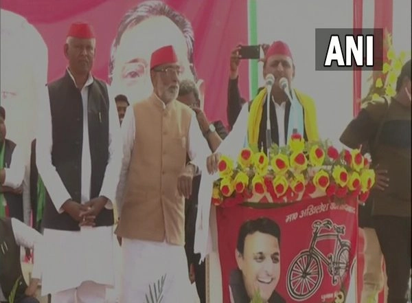 India News | BJP Government Failed to Fulfil Promise of Doubling Farmers' Income: Akhilesh Yadav