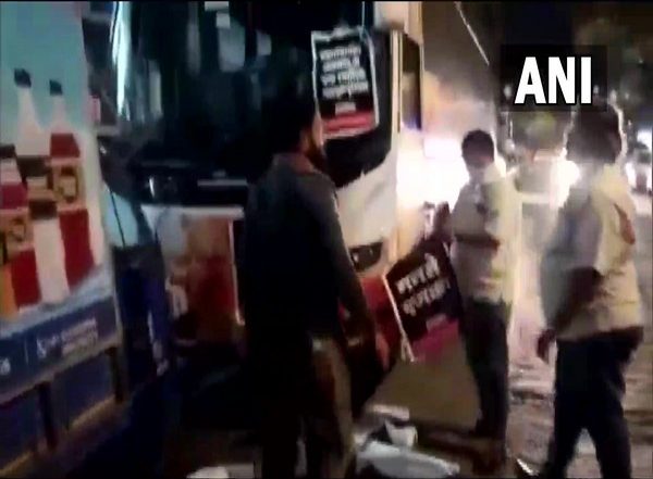 India News |    5 Held for Vandalising Bus of IPL Team in Mumbai
