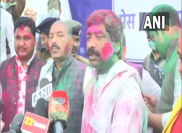 India News | Jharkhand CM Celebrates Holi with MLAs in State Legislative Assembly
