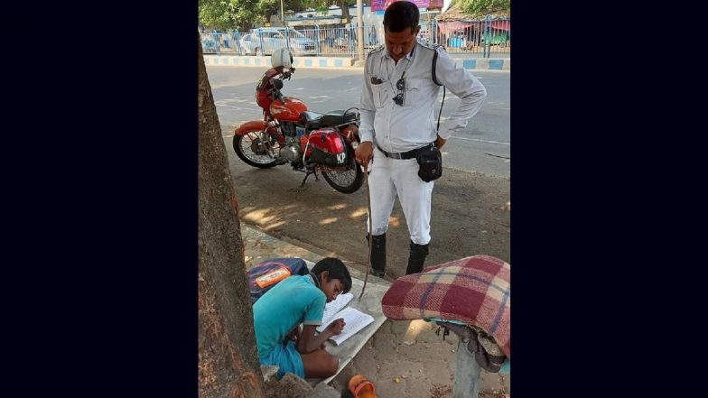 Kolkata Traffic Cop Sergeant Prakash Ghosh Lauded Online As His Photo Teaching a Little Boy Goes Viral!