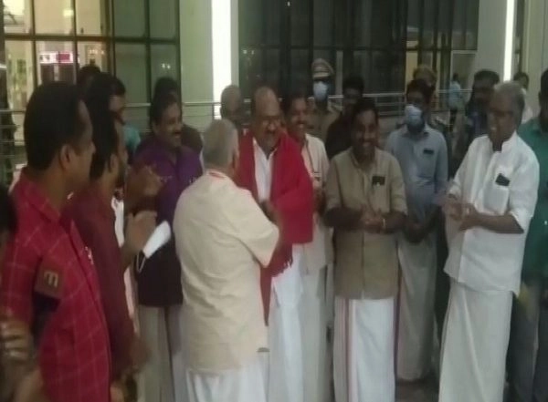 India News | Cong Leader KV Thomas Receives Grand Welcome by CPIM Workers in Kerala's Kannur