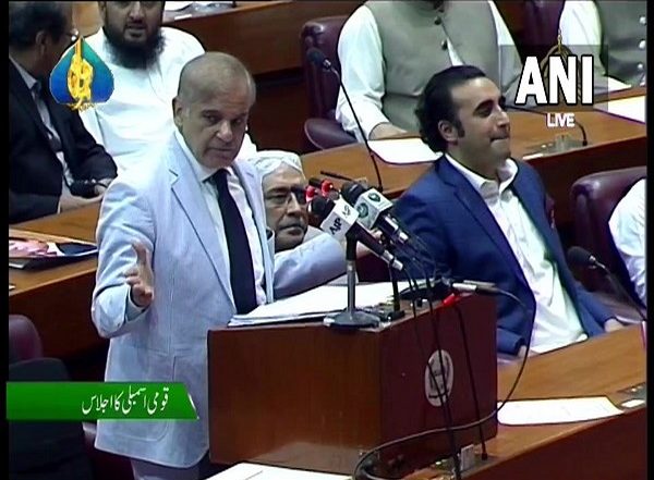 World News | Change in Pak PM Shehbaz Sharif's Oath Stokes Controversy