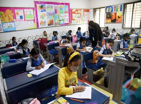 India News | Top Scientist Feels Closure of Schools Not Imperative as Omicron is Mild Than Other COVID-19 Variants