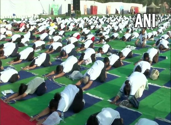 World Health Day 2022: Ministry of AYUSH Organises Health Awareness Programme 'Yog Utsav' at Red Fort