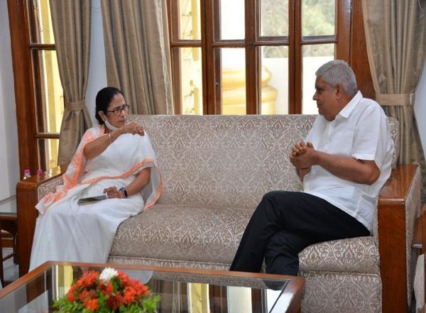 West Bengal CM Mamata Banerjee Calls on Governor Jagdeep Dhankhar To Discuss Governance Issues
