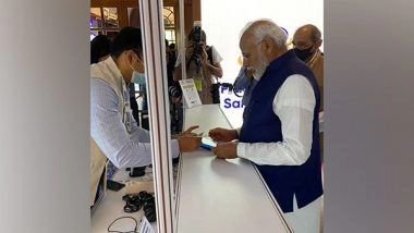 India News | PM Modi Buys Ticket Before Inaugurating 'Pradhanmantri Sangrahalaya'