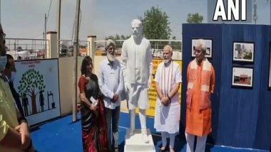 India News | PM Modi Visits INTACH Photo Gallery in Jammu, Meets Sculptor Who Made His Statue