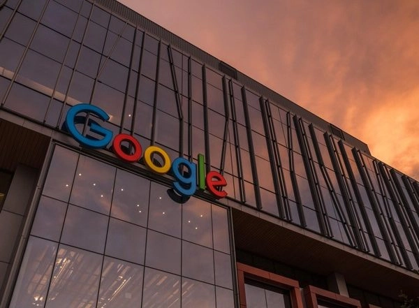 Tech News | Google Coming Up with Pixel Smartwatch, Prototype Spotted at a Restaurant