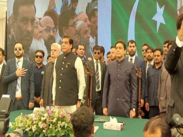 World News | Pakistan National Assembly Speaker Administers Oath to Hamza Shehbaz as Punjab CM - Vimarsana News