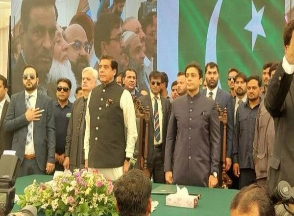 World News | Pakistan National Assembly Speaker Administers Oath to Hamza Shehbaz as Punjab CM