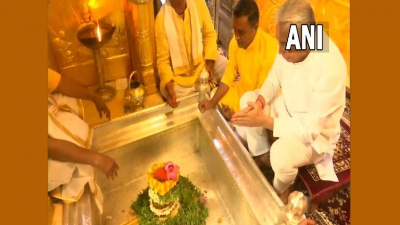 Pravind Kumar Jugnauth Offers Prayers at Kashi Vishwanath Temple in Varanasi