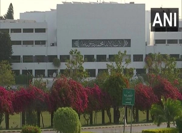 World News | Pakistan: MNAs Reach National Assembly for No-confidence Motion Against Imran Khan Govt