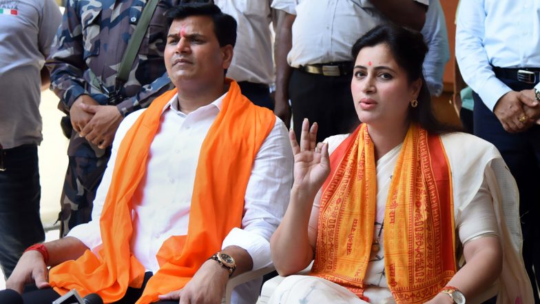 Maharashtra: MP Navneet Rana and Husband MLA Ravi Rana Face Protests While Reciting Hanuman Chalisa in Nagpur