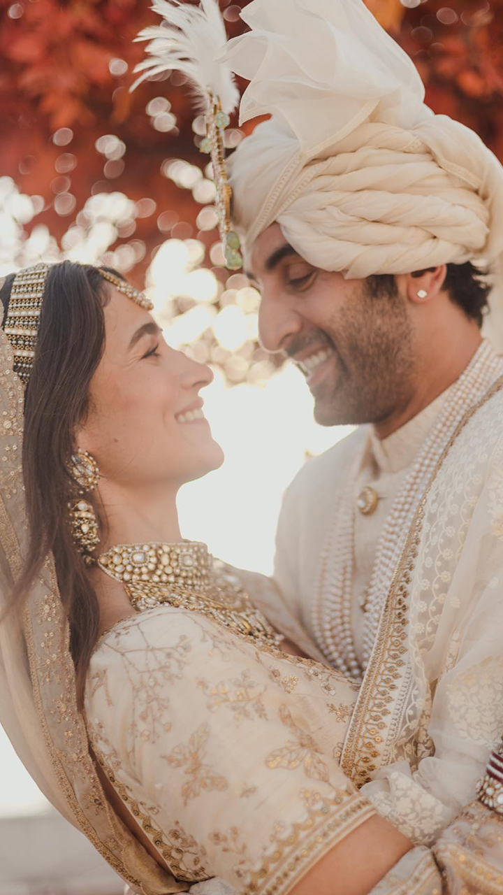 Ranbir Kapoor Alia Bhatt Wedding Album See Dreamy Pictures From Couples Special Day 🛍️ Latestly