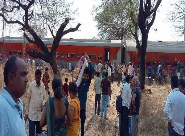 India News | 11 Coaches of LTT-Jaynagar Pawan Express Derail in Maharashtra