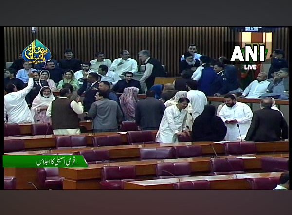 World News | Members of Imran Khan's Party Walk out of National Assembly Ahead of New Pak PM Election