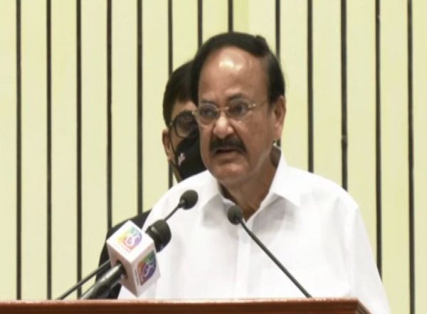 India News | Vice President Cautions General Public Against Person Impersonating as Venkaiah Naidu; Sending WhatsApp Messages