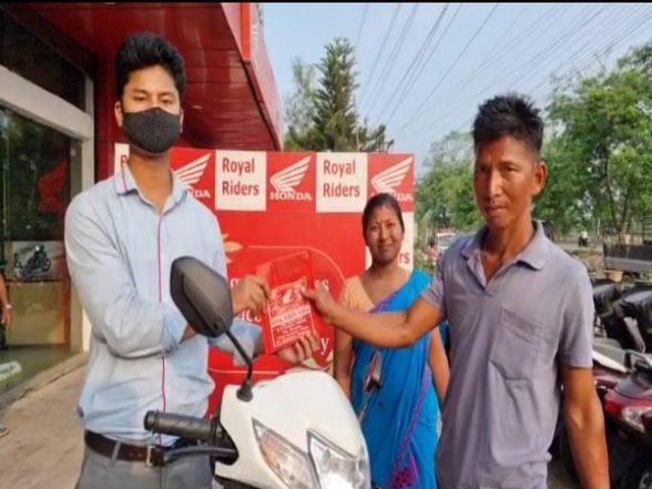 India News | Guwahati Daily Wage Labourer Buys Scooty Using Coins Saved for 8 Years - Vimarsana News