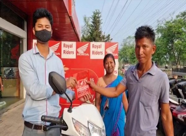 India News | Guwahati Daily Wage Labourer Buys Scooty Using Coins Saved for 8 Years