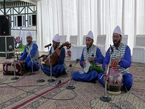 India News | Folk Music Shows Attract Tourists in Kashmir - Vimarsana News