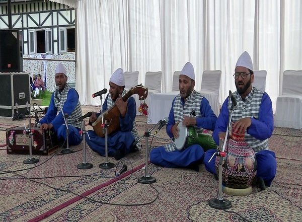 India News | Folk Music Shows Attract Tourists in Kashmir