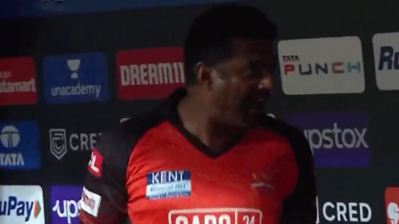 Muttiah Muralitharan Loses Temper Inside the Dugout During Marco Jansen's Last Over in GT vs SRH IPL 2022 Clash (Watch Video)