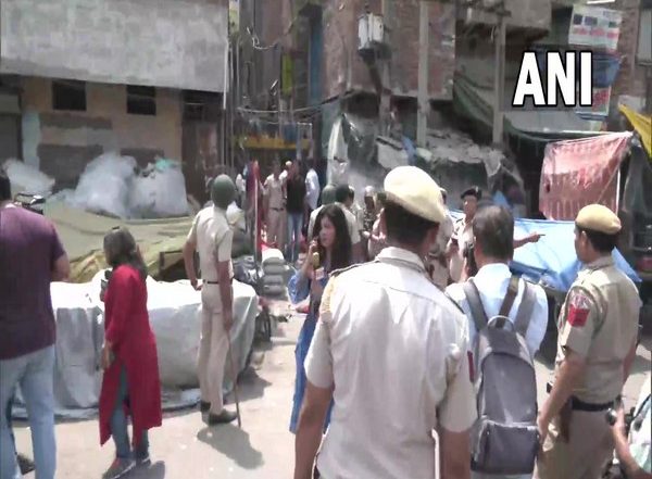 India News | Delhi: Bricks Thrown at Police Team in Jahangirpuri, One Detained