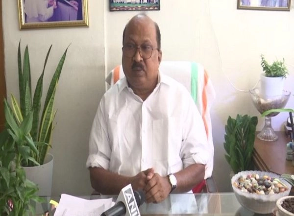 India News | Cong Leader KV Thomas Heaps Praises on CM Pinarayi Vijayan at CPI(M) Seminar