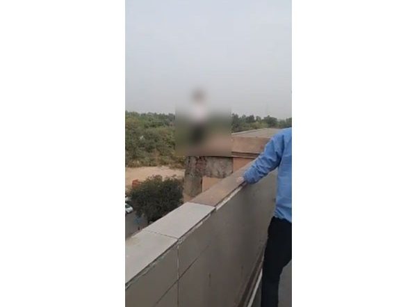 India News | Girl Who Jumped from Delhi's Akshardham Metro Station Succumbs to Injuries