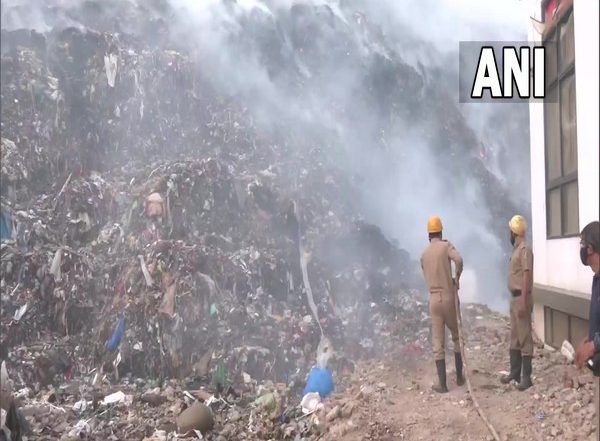 India News | Delhi: Locals Report Breathing Problem After Fire Broke out in Bhalswa Landfill