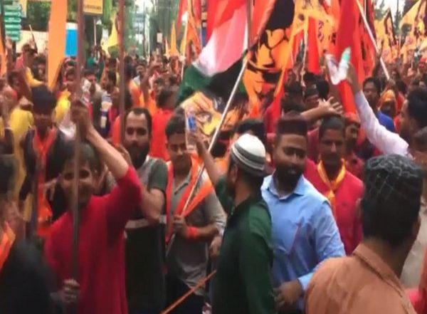 West Bengal: Muslim Youths Offer Water Bottles in Ram Navami Procession in Siliguri, Showcase Communal Harmony