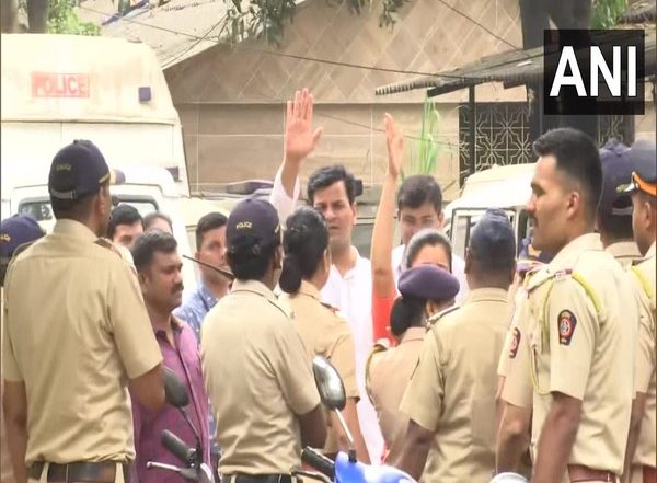India News | Hanuman Chalisa Row: Mumbai Police Presented MP Navneet Rana, MLA Ravi Rana to Bandra Court