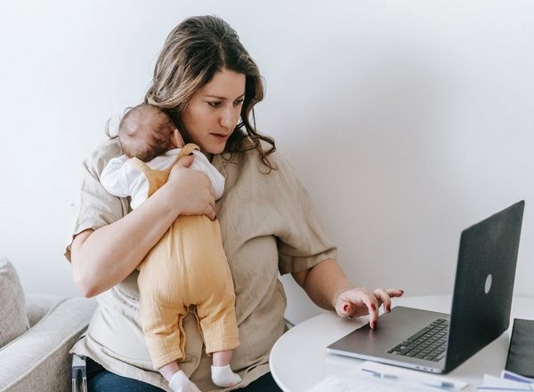 Lifestyle News | Study Finds Parents Who Share Photos of Children on Social Media Tend to Have Friend-like Parenting Style