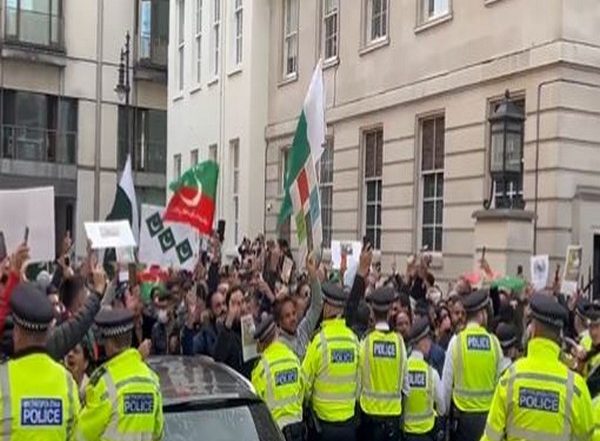 World News | PTI Protests Outside Nawaz Sharif's Residence Continue on Third Weekend
