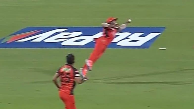 Rahul Tripathi Takes One-Handed Stunner To Dismiss Shubman Gill During SRH vs GT Clash in IPL 2022 (Watch Video)