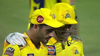 MS Dhoni Consoles Mukesh Choudhary After He Drops Multiple Catches During CSK vs RCB Clash in IPL 2022
