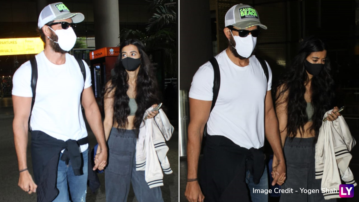 Hrithik Roshan And Saba Azad Spotted Walking Hand-In-Hand At The Mumbai ...