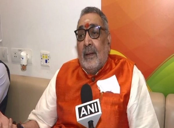 India News | Union Minister Giriraj Singh Hits out at Congress for 'duping' Poor, Says BJP Built More Houses in 8 Years