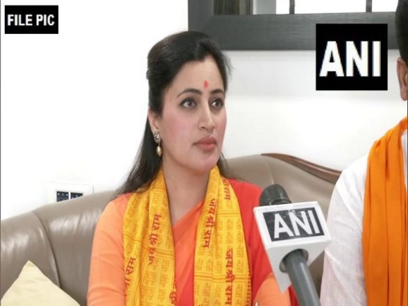 Amravati MP Navneet Rana Writes to Lok Sabha Speaker Om Birla Issuing Clarification